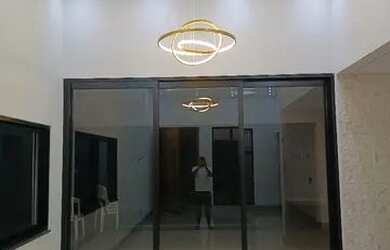 Imagem: A casa possui 3 Dormitórios, 3 Banheiros, 2 Vagas na garagem