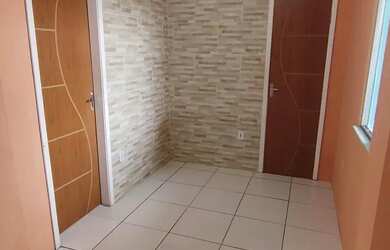 Imagem: A casa possui 1 Dormitório e 1 Banheiro e está localizado