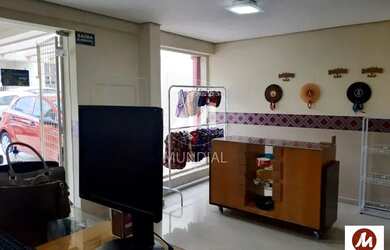 Imagem: O depósito possui 3 Vagas na garagem e 380m² de Área e está