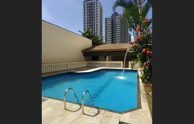 Imagem: A casa possui 3 Dormitórios, 5 Banheiros, 4 Vagas na garagem