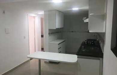 Imagem: O apartamento possui 2 Dormitórios, 1 Banheiro, 1 Vaga na garagem