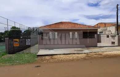 Imagem: A casa possui 2 Dormitórios, 1 Banheiro, 1 Vaga na garagem