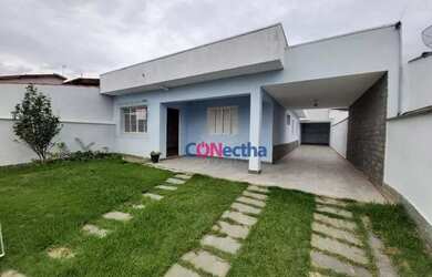 Imagem: A casa possui 3 Dormitórios, 2 Banheiros, 5 Vagas na garagem