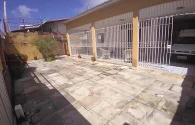 Imagem: A casa possui 3 Dormitórios, 2 Banheiros, 3 Vagas na garagem