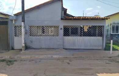 Imagem: A casa possui 3 Dormitórios, 1 Banheiro, 2 Vagas na garagem