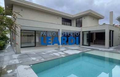 Imagem: A casa em condomínio possui 4 Dormitórios, 5 Banheiros, 4