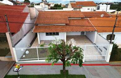 Imagem: A casa possui 3 Dormitórios, 1 Banheiro, 3 Vagas na garagem