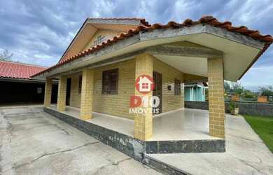 Imagem: A casa possui 3 Dormitórios, 2 Banheiros, 2 Vagas na garagem