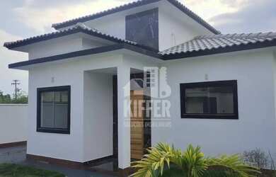 Imagem: A casa possui 3 Dormitórios, 3 Banheiros, 2 Vagas na garagem