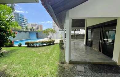 Imagem: A casa possui 5 Dormitórios e 990m² de Área e está localizado