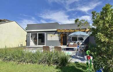 Imagem: A casa possui 4 Dormitórios, 3 Banheiros, 2 Vagas na garagem