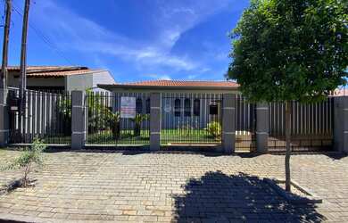 Imagem: A casa possui 3 Dormitórios, 2 Vagas na garagem e está localizado