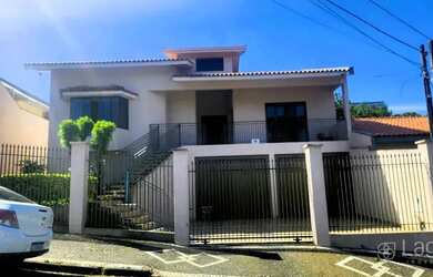 Imagem: A casa possui 3 Dormitórios, 3 Banheiros, 4 Vagas na garagem