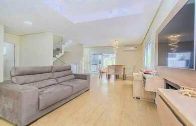 Imagem: A casa possui 4 Dormitórios, 5 Banheiros, 4 Vagas na garagem