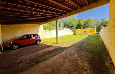 Imagem: A casa possui 3 Dormitórios, 2 Banheiros, 5 Vagas na garagem