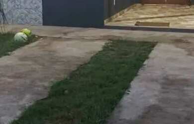 Imagem: A casa possui 2 Dormitórios, 2 Banheiros, 2 Vagas na garagem