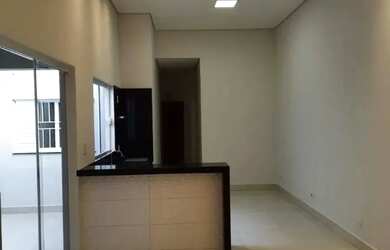 Imagem: A casa possui 3 Dormitórios, 2 Banheiros, 2 Vagas na garagem