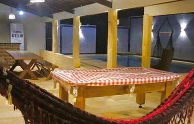 Imagem: A casa possui 5 Dormitórios, Acomodam 20 pessoas, 5 Vagas na