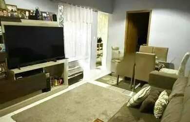 Imagem: A casa possui 2 Dormitórios, 1 Banheiro, 1 Vaga na garagem