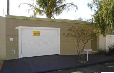 Imagem: A casa possui 2 Dormitórios, 2 Banheiros, 2 Vagas na garagem