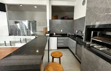 Imagem: A casa possui 3 Dormitórios, 4 Banheiros, 2 Vagas na garagem