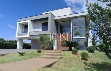 Imagem: A casa em condomínio possui 5 Dormitórios, 5 Banheiros, 4