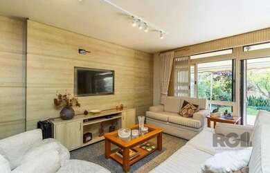 Imagem: A casa possui 4 Dormitórios, 3 Banheiros, 2 Vagas na garagem