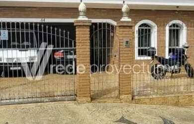 Imagem: A casa possui 3 Dormitórios, 2 Banheiros, 4 Vagas na garagem