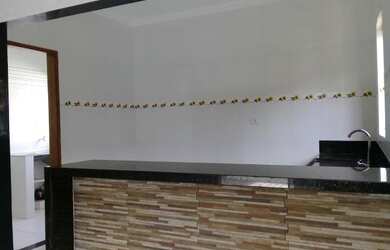 Imagem: A casa possui 3 Dormitórios, 2 Banheiros, 1 Vaga na garagem