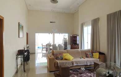 Imagem: A casa possui 3 Dormitórios, 5 Banheiros, 2 Vagas na garagem