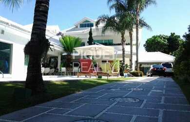 Imagem: A casa em condomínio possui 5 Dormitórios, 5 Banheiros, 5