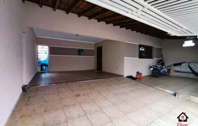 Imagem: A casa possui 3 Dormitórios, 3 Banheiros, 3 Vagas na garagem