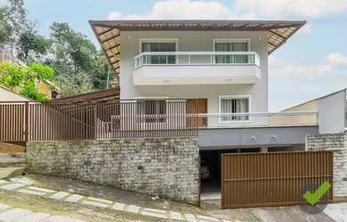 Imagem: A casa possui 4 Dormitórios, 3 Banheiros, 5 Vagas na garagem