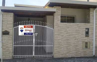 Imagem: A casa possui 3 Dormitórios, 1 Banheiro, 1 Vaga na garagem