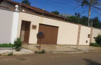 Imagem: A casa possui 5 Dormitórios, 4 Banheiros, 4 Vagas na garagem