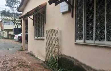 Imagem: A casa possui 3 Dormitórios, 1 Banheiro, 5 Vagas na garagem