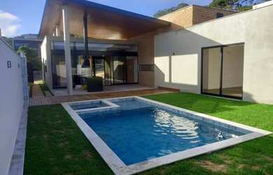 Imagem: A casa possui 3 Dormitórios, 2 Banheiros, 4 Vagas na garagem