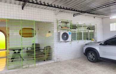 Imagem: A casa possui 4 Dormitórios, 2 Banheiros, 3 Vagas na garagem