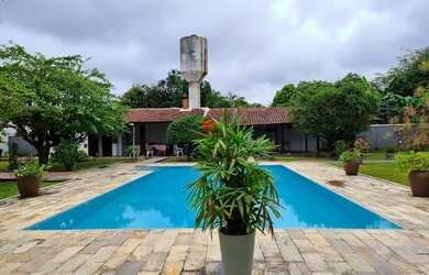 Imagem: A casa possui 3 Dormitórios, 2 Banheiros, 5 Vagas na garagem