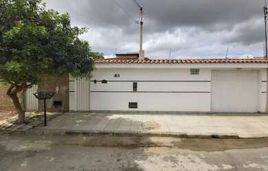 Imagem: A casa possui 3 Dormitórios, 1 Banheiro, 2 Vagas na garagem