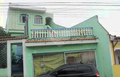 Imagem: A casa possui 4 Dormitórios, 3 Banheiros, 2 Vagas na garagem