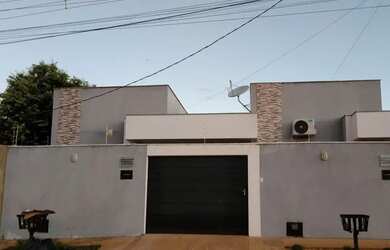 Imagem: A casa possui 2 Dormitórios, 2 Banheiros, 1 Vaga na garagem