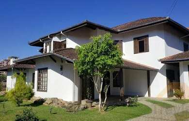 Imagem: A casa possui 5 Dormitórios, 3 Banheiros, 4 Vagas na garagem