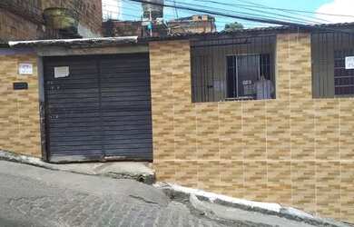 Imagem: A casa possui 3 Dormitórios, 1 Banheiro, 1 Vaga na garagem