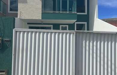 Imagem: A casa possui 3 Dormitórios, 2 Banheiros, 2 Vagas na garagem