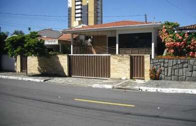 Imagem: A casa possui 4 Dormitórios, 3 Banheiros, 2 Vagas na garagem