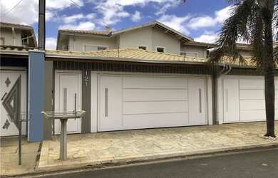 Imagem: A casa possui 3 Dormitórios, 3 Banheiros, 2 Vagas na garagem
