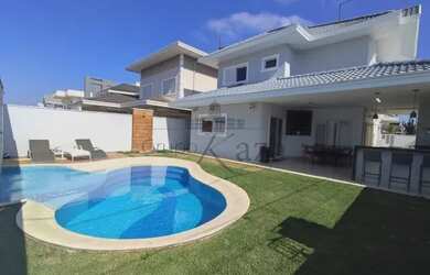 Imagem: A casa em condomínio possui 4 Dormitórios, 4 Banheiros, 4