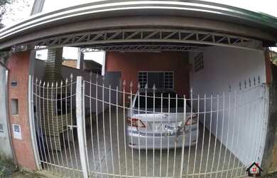 Imagem: A casa possui 3 Dormitórios, 2 Banheiros, 2 Vagas na garagem