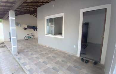 Imagem: A casa possui 2 Dormitórios, 1 Banheiro, 2 Vagas na garagem